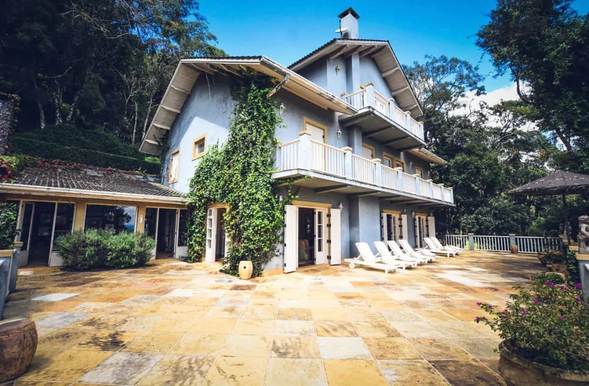 Um novo conceito de hospedagem nas famosas montanhas mágicas de Monte Verde, distrito de Camanducaia no sul de Minas Gerais. O empreendimento é composto por 8 suítes, com banheiro privativo. Toda a propriedade está equipada com móveis coloniais, roupa de 